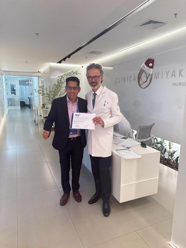 Dr. Paulo Huachalla recibe certificacido de capacitación en desarrollo de la técnica CLaCS por parte de Kasuo Miyake (creador de dicha técnica) - Sao Paulo, Brasil